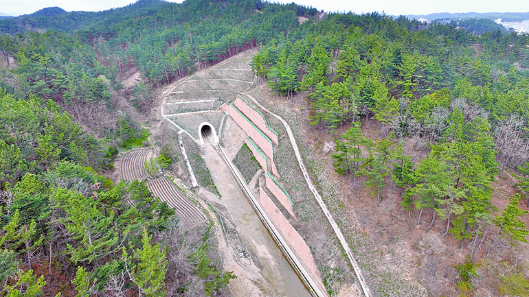 Section 4 of main line earthwork (view of building panel type retaining wall seen from Uljin Tunnel)